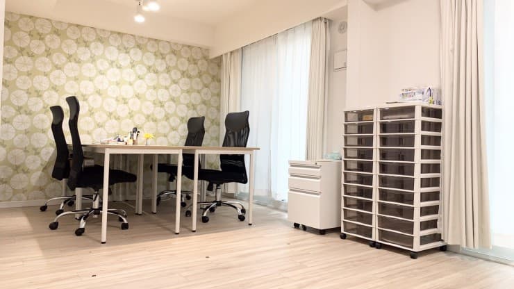 officeMainImageBlurLeft
