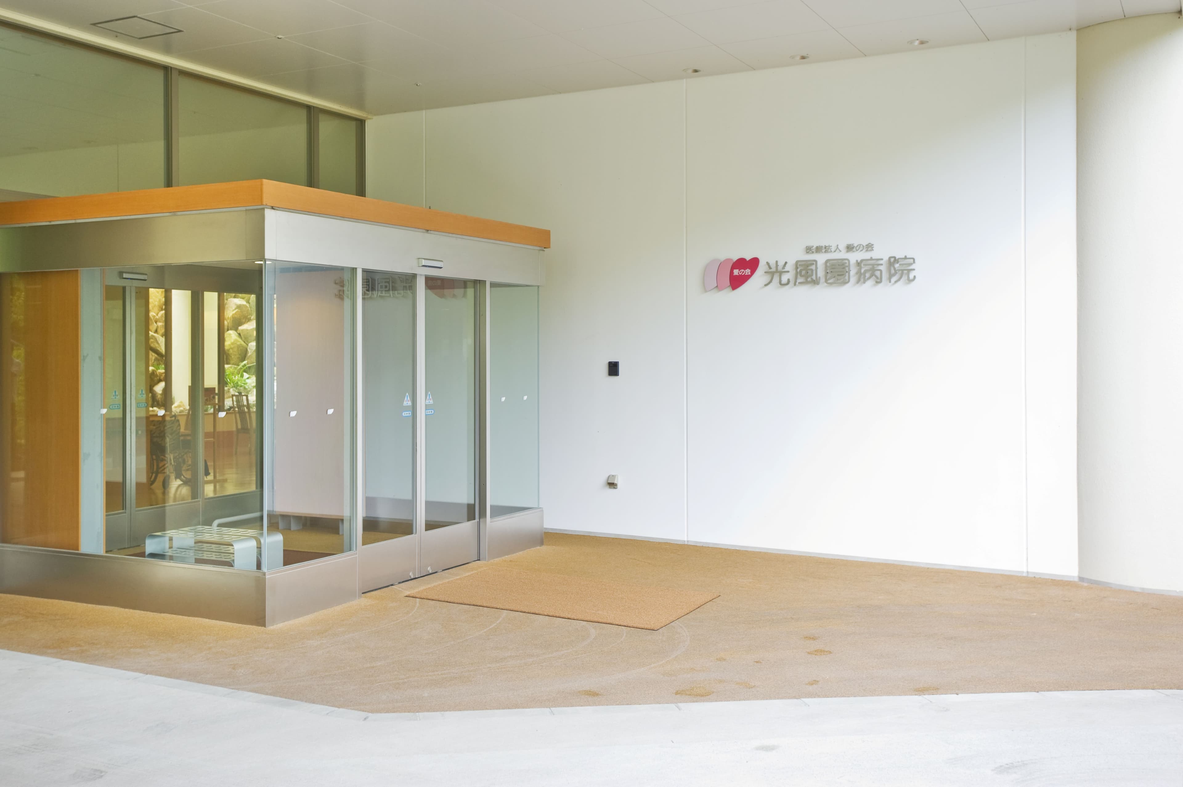 officeMainImageBlurLeft