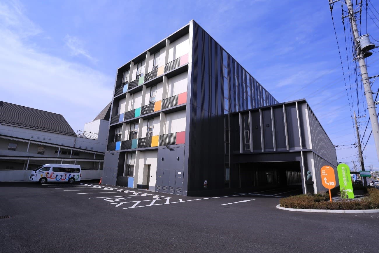 officeMainImageBlurLeft