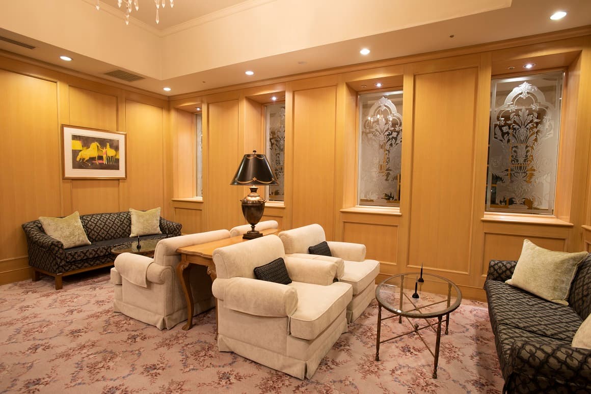 officeMainImageBlurLeft