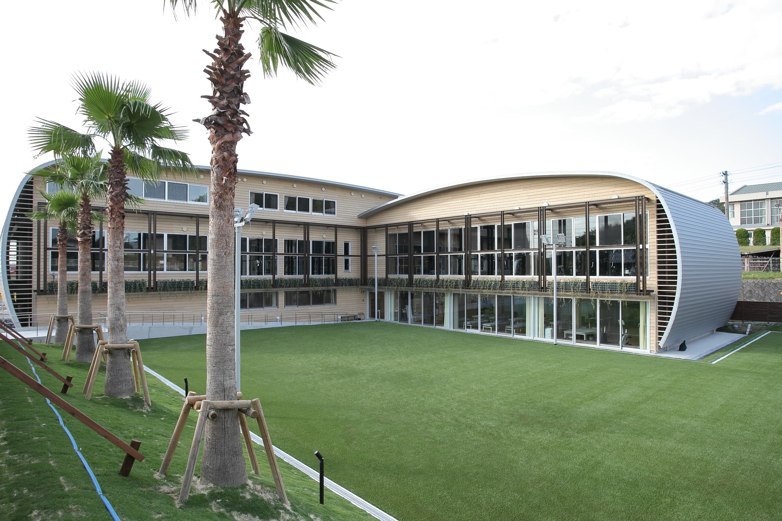 officeMainImageBlurLeft