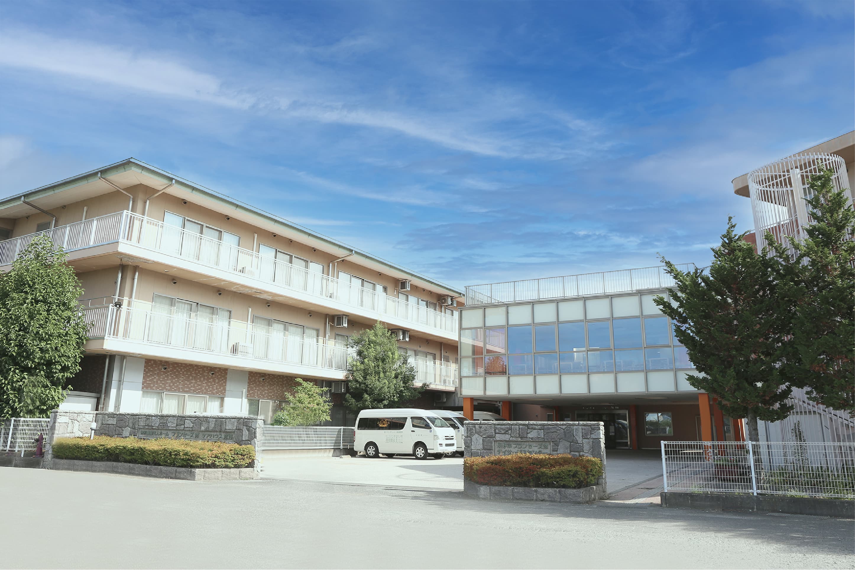 officeMainImageBlurLeft