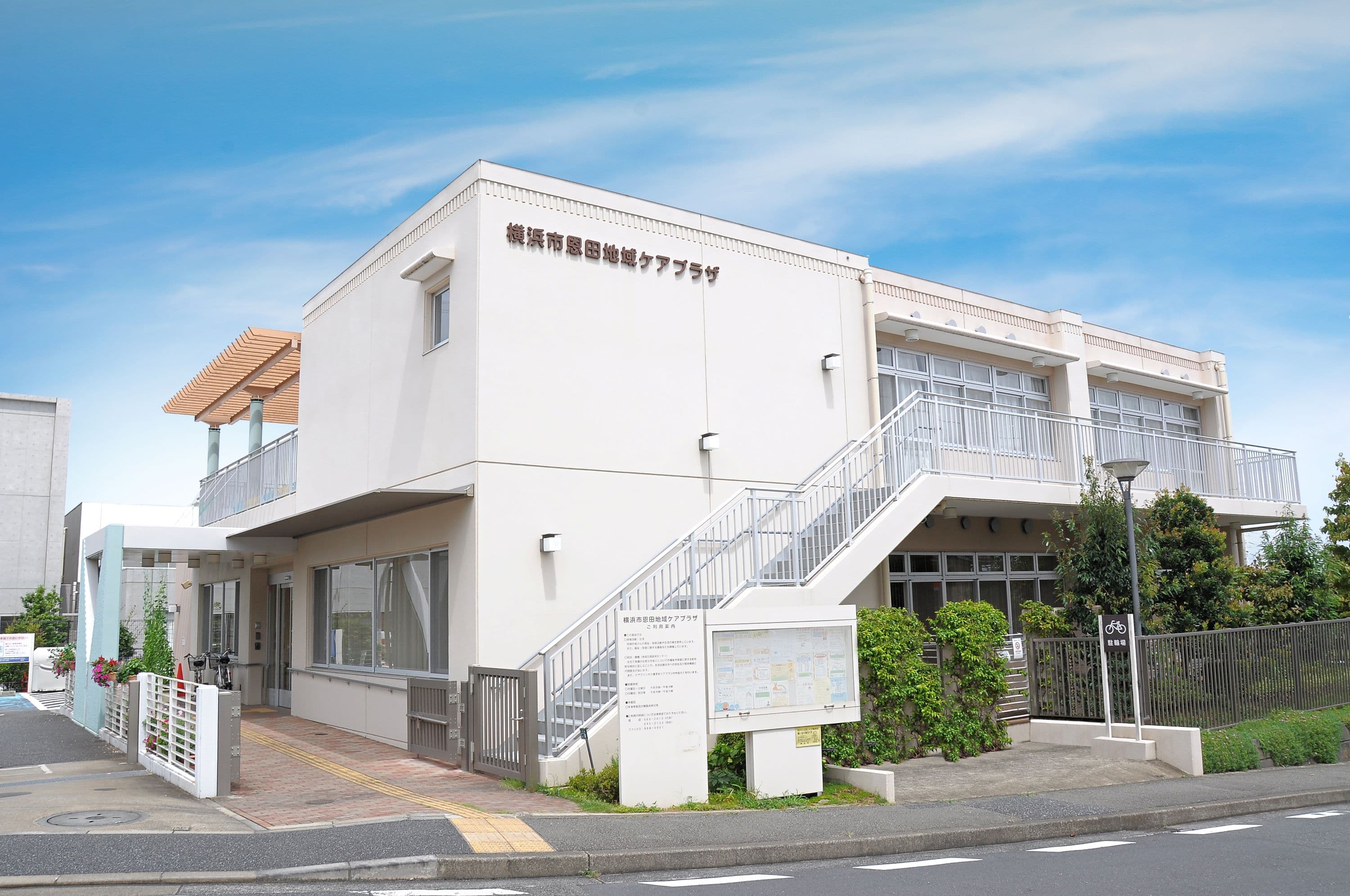 officeMainImageBlurLeft