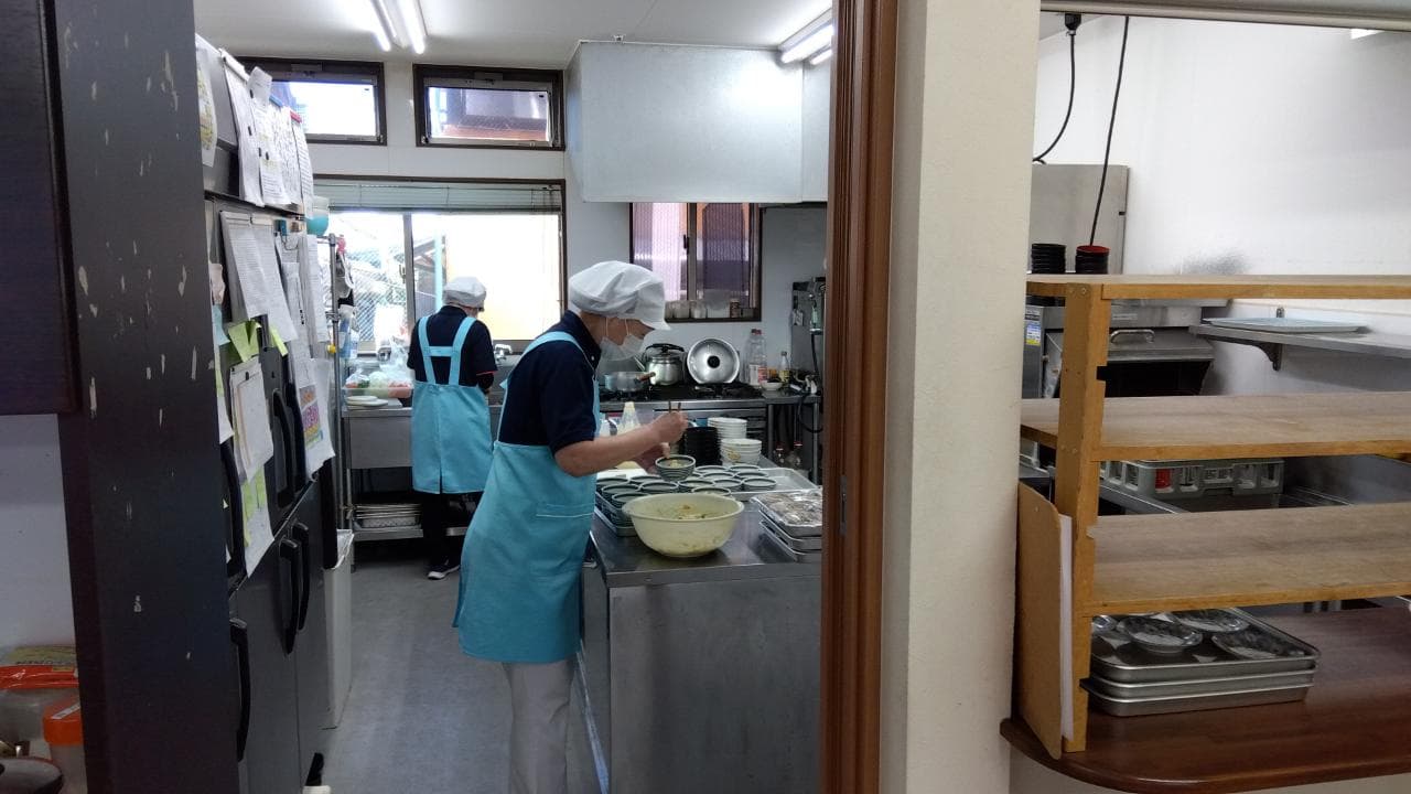 officeMainImageBlurLeft