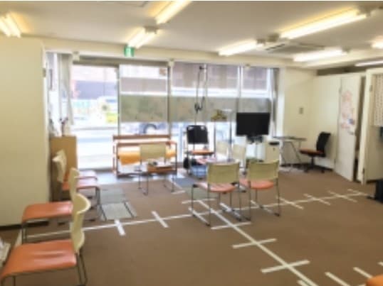 officeMainImageBlurLeft