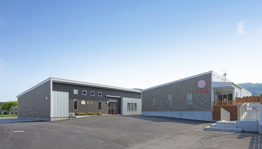 officeMainImageBlurLeft