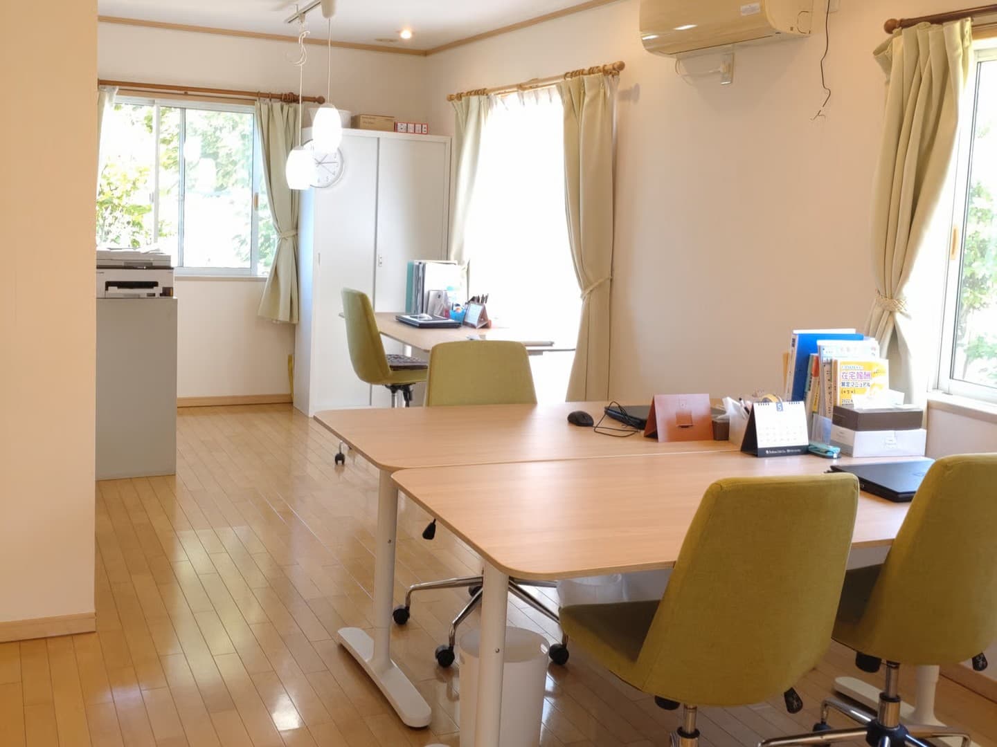 officeMainImageBlurLeft