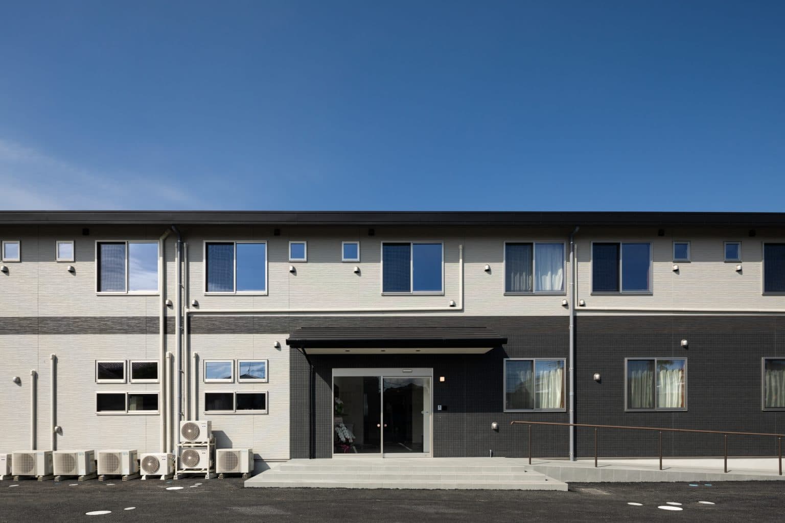 officeMainImageBlurLeft