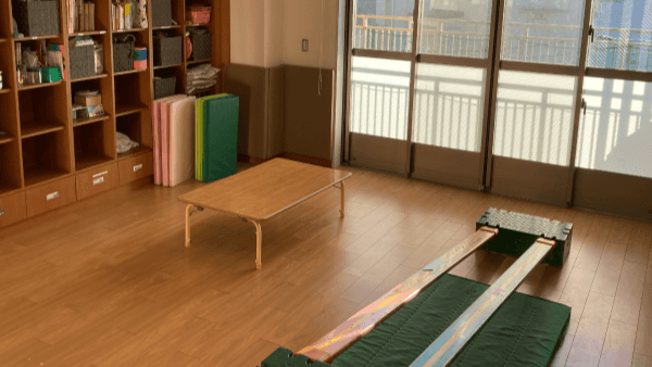 officeMainImageBlurLeft