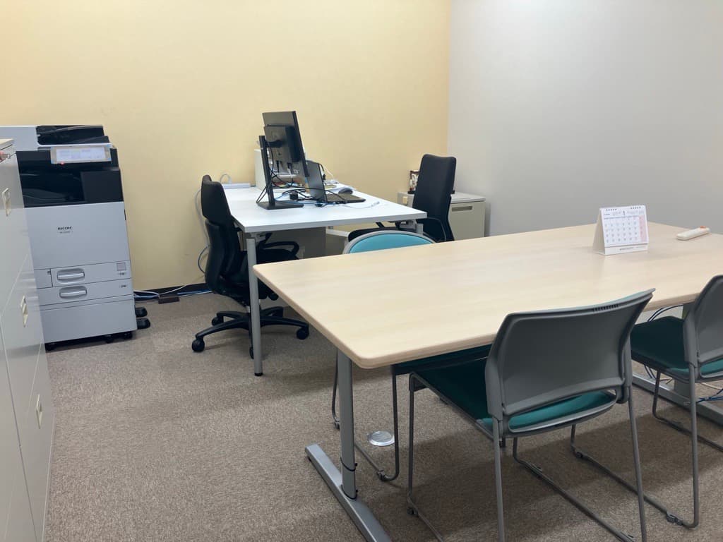 officeMainImageBlurLeft