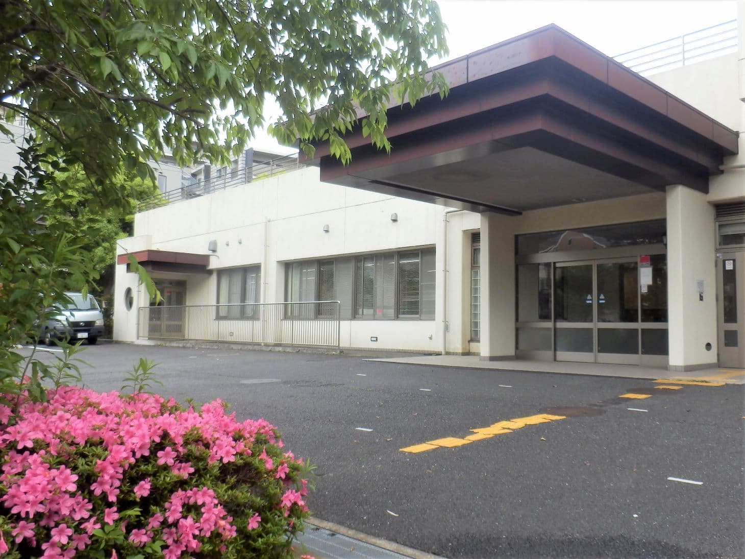 officeMainImageBlurLeft