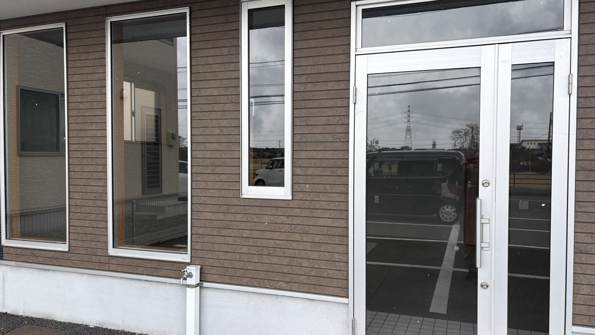 officeMainImageBlurLeft