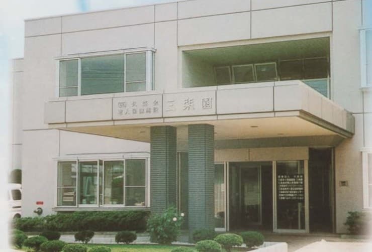 officeMainImageBlurLeft