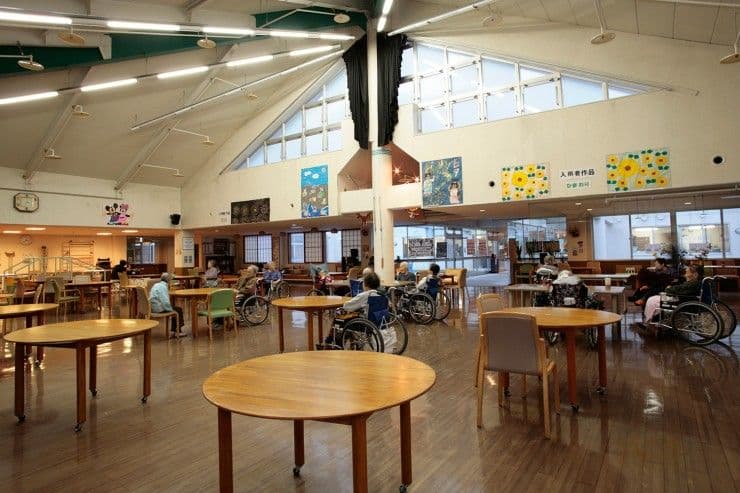 officeMainImageBlurLeft