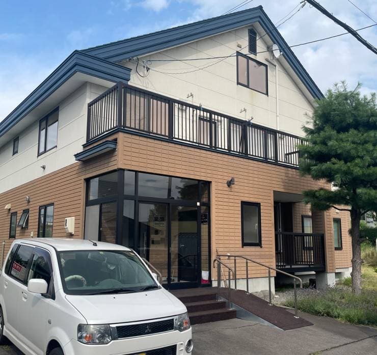 officeMainImageBlurLeft