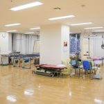 鶴川記念病院の広々としたリハ室
